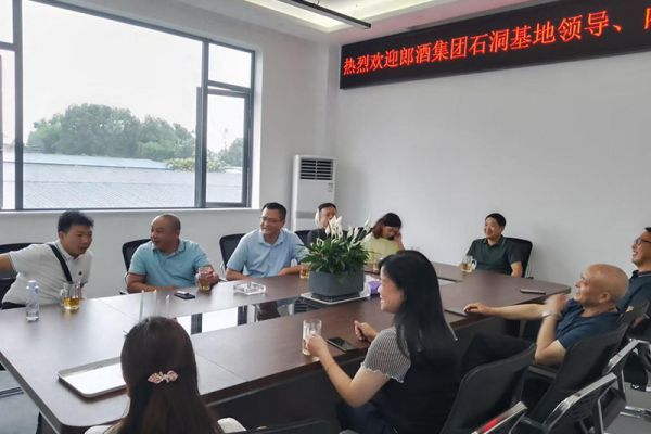 正威集團余總、王總；郎酒集團石洞基地領(lǐng)導(dǎo)一行蒞臨公司考察